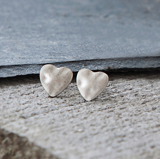 Tutti antique silver finish hammered heart stud earrings - Ellimonelli