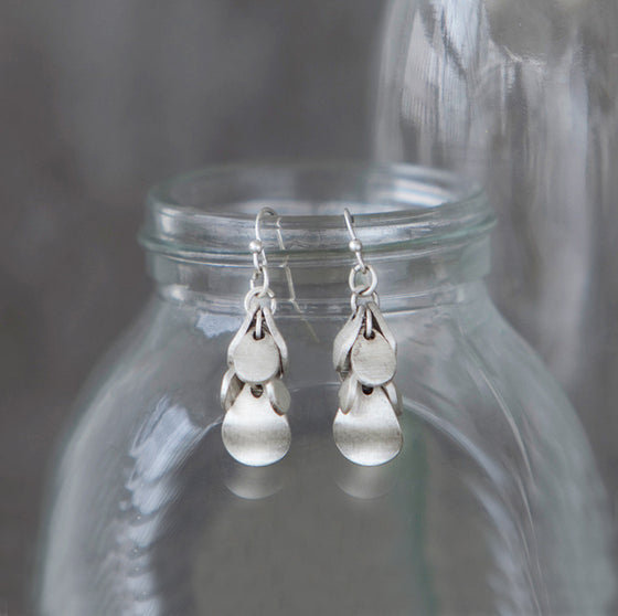 Tutti antique silver finish teardrop cluster hook earrings - Ellimonelli