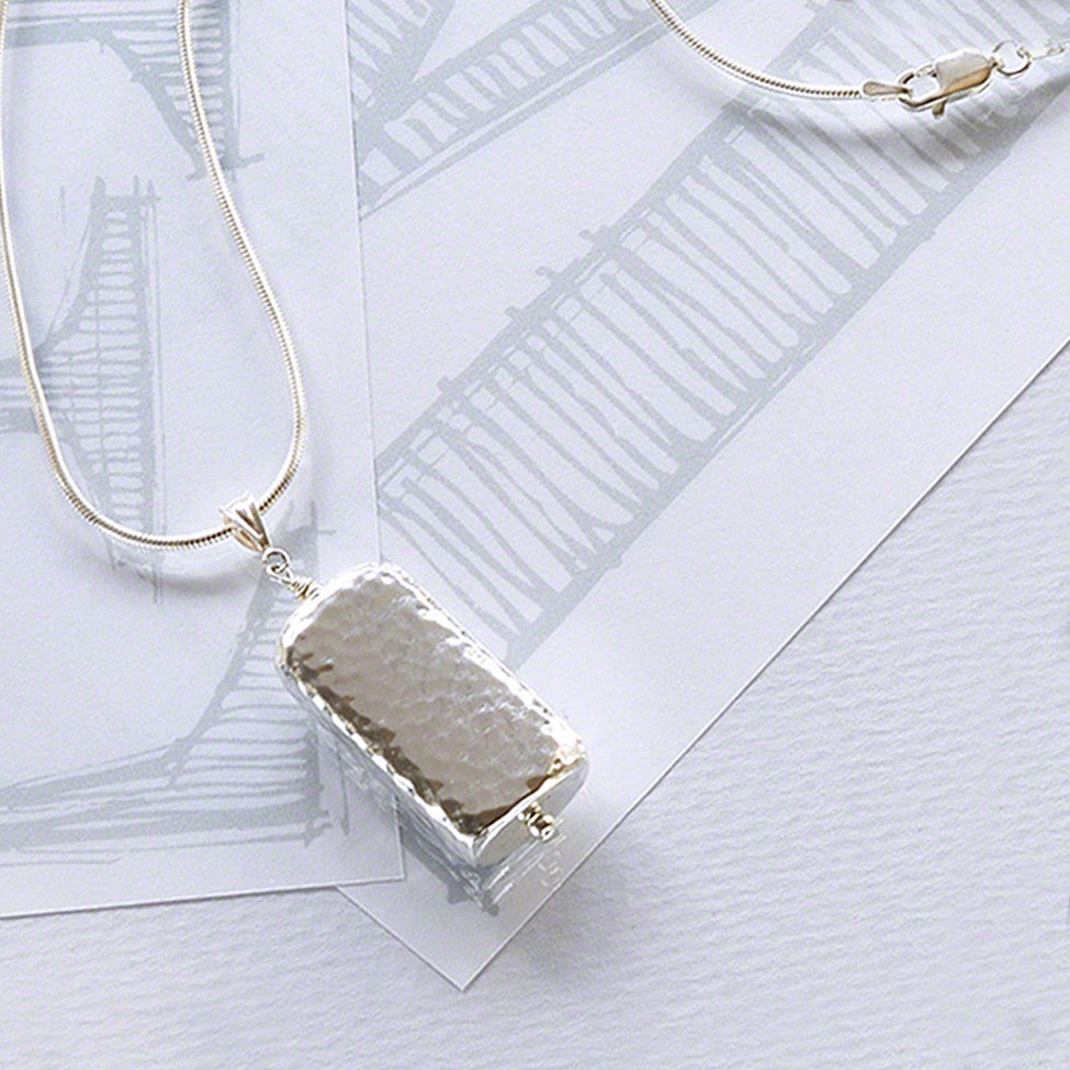 Iona 925 silver rectangular hammered pendant/chain by Elli